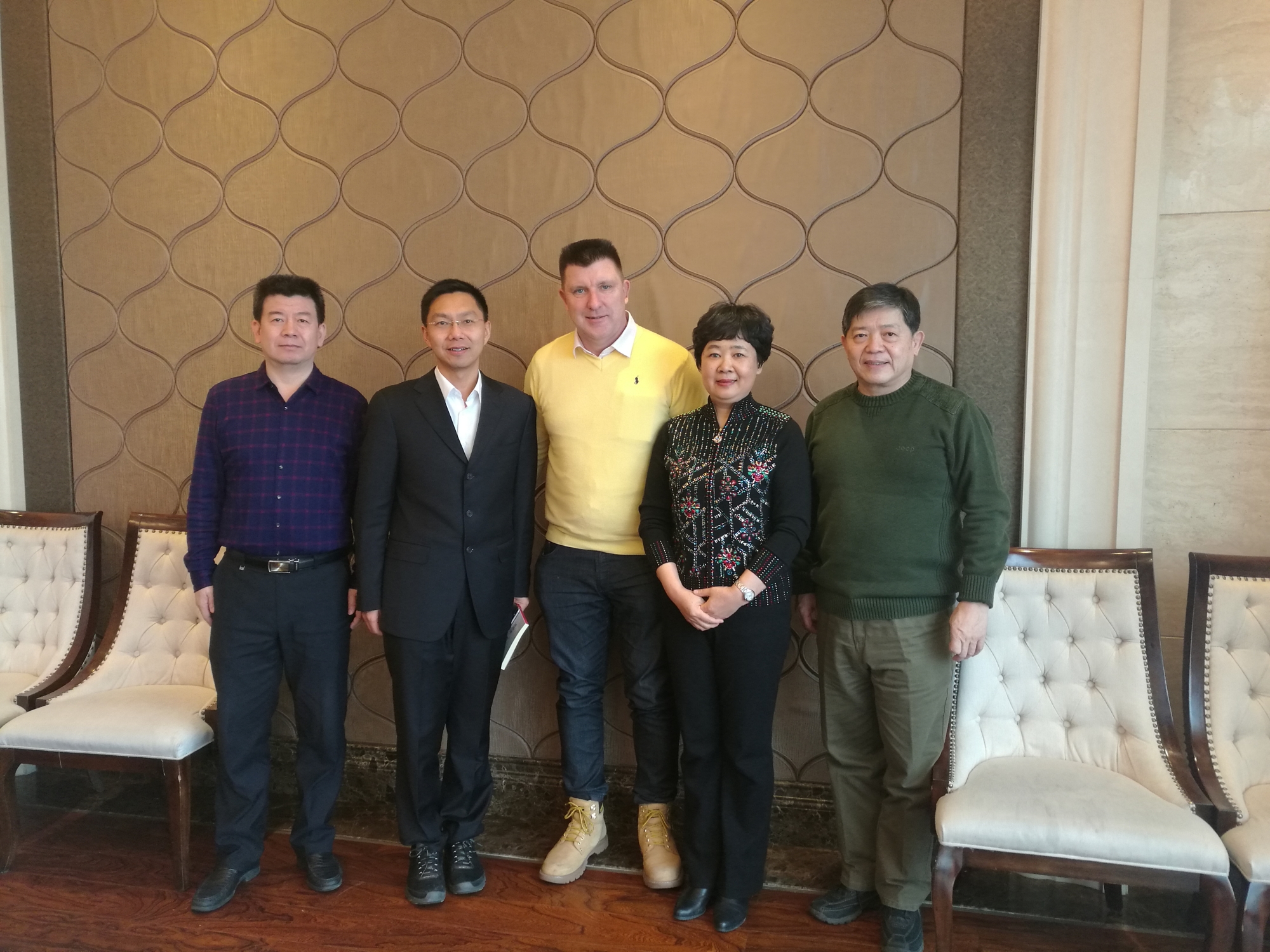 与戴部长合影.jpg