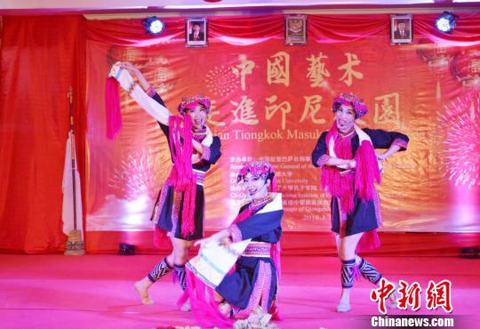 来自中国海南省琼中黎族苗族自治县民歌展演团的青年艺术家们带来了中国少数民族特色歌舞。中国驻印尼登巴萨总领馆供图