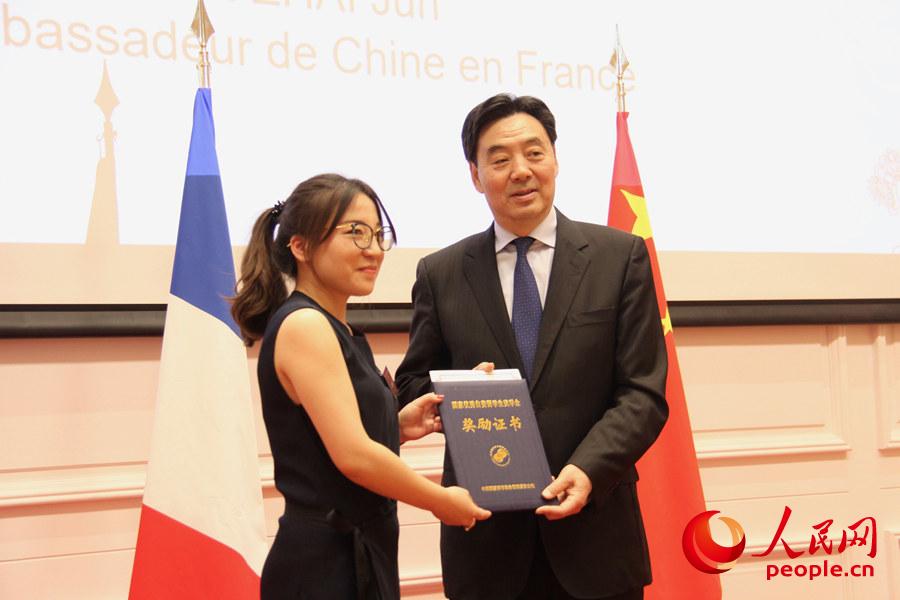 中国驻法大使翟隽与获奖学生合影。龚鸣摄