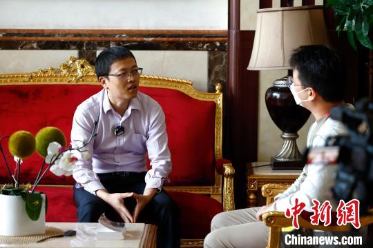 中国侨网卡塔尔华侨华人协会秘书长姚旭波接受中新社记者专访　中新社记者富田　摄