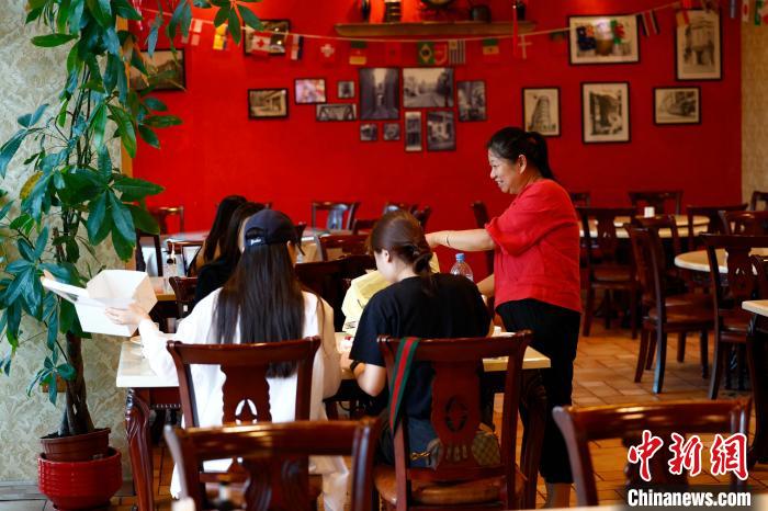 在“老上海”中餐馆，老板苏丽萍为华人球迷服务 <a target='_blank' href='http://www.chinanews.com/'>中新社</a>记者富田摄