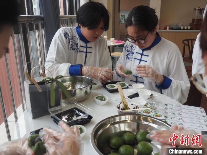 图为数名留学生在制作青团。　李娇阳摄