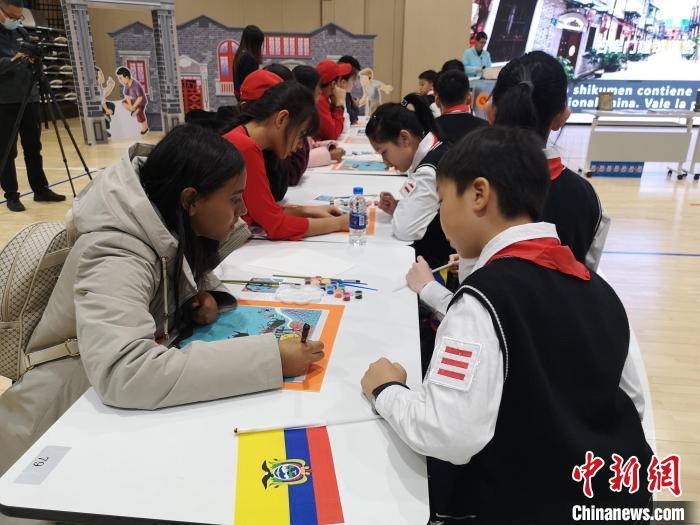 上海市大宁国际小学学生和厄瓜多尔思邈维华国际学校学生共绘上海非遗“金山农民画”。　范宇斌摄