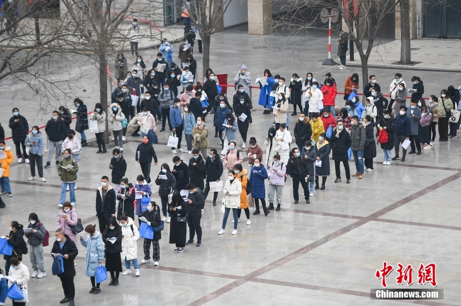 11月28日，山西省太原市，考生排队等候入场。当日，中央机关及其直属机构2022年度考试录用公务员公共科目笔试举行。中新社记者 武俊杰 摄