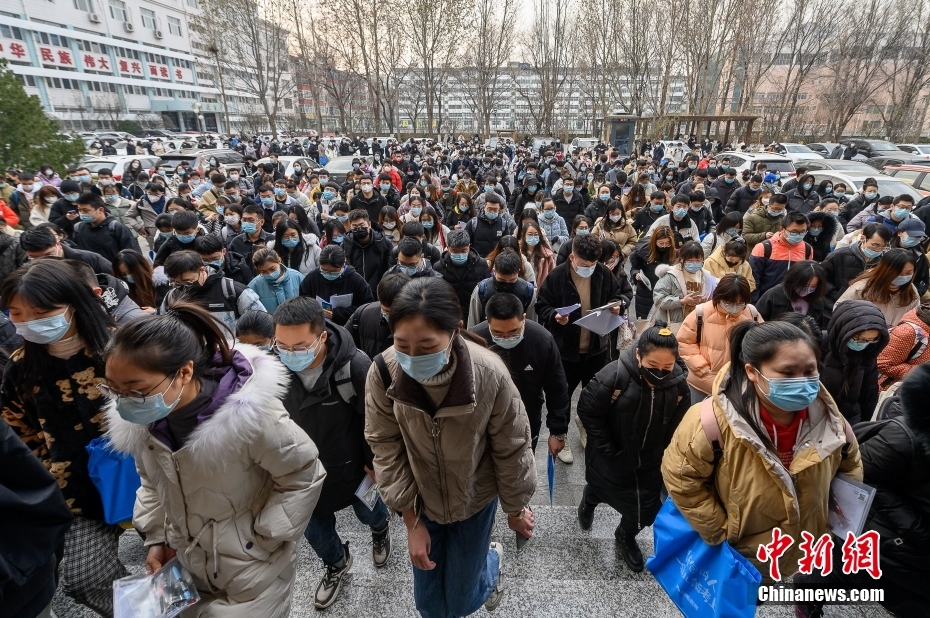 11月28日，山西省太原市，考生步入考场。当日，中央机关及其直属机构2022年度考试录用公务员公共科目笔试举行。中新社记者 韦亮 摄
